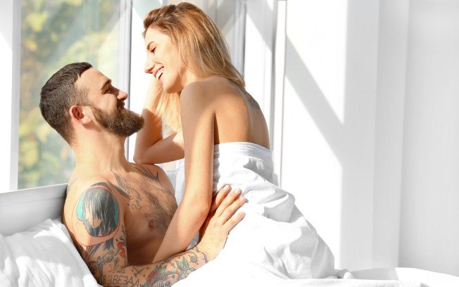 Com o tempo, é normal que a relação acabe esfriando, mas buscar formas de inovar no sexo pode manter a chama acesa