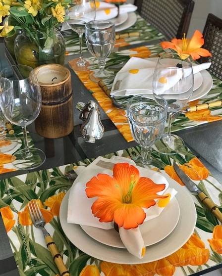 Mesa de almoço com decoração com tons de laranja