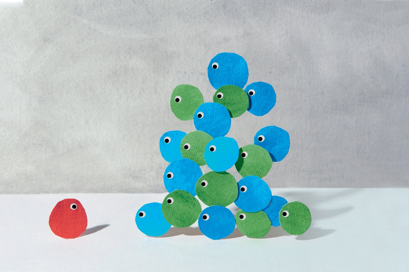 grupo-alunos-aula Um grupo de figuras de papel olha para outra figura isolada