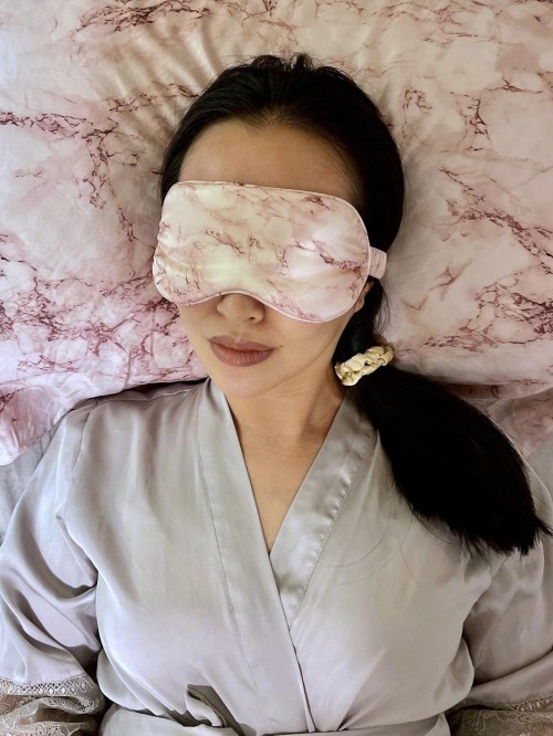 10 passos simples para evitar o frizz e o ressecamento capilar 9 Sleeping on a Silk Pillowcase and With a Silken Hair Tie to Prevent Damage