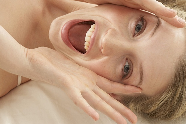 Saiba quais são os 7 piores pecados que você comete com a sua pele 1 PARE AGORA DE LEVAR A MÃO AO ROSTO (FOTO: THINKSTOCK)