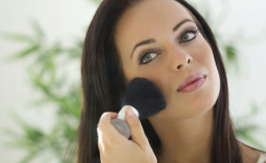 Aprenda truques super fáceis para disfarçar o rosto cansado, a cara de gripe ou a falta de sol