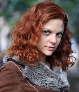 Maria Eduarda como a bela ruiva Vanessa, de quot;Em Família".