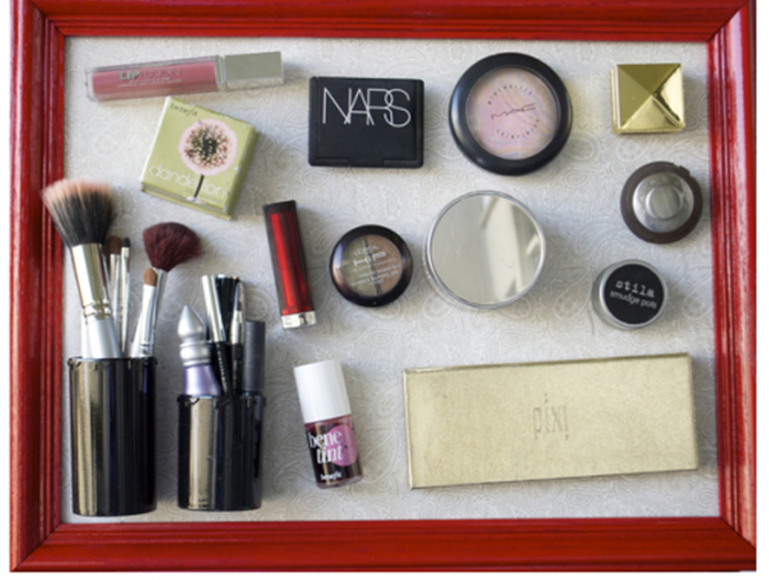 diy-magnetic-makeup-storage-on-a-wall-1-500x377