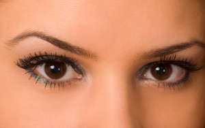 iStock 000006113189 Small 300x188 Como funciona o alongamento de cílios?
