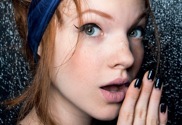 O quê? Inventaram um delineador de fácil aplicação? Quem foi o gênio? Glamour conta tu-do! (Foto: Condé Nast Archive)