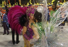 Susana Vieira dá selinho  Christiane Torloni  desfile da Grande Rio