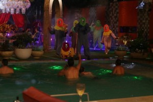 Repórteres fazem farra na piscina