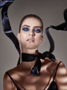 Olhos: Sombra In extra Dimension Lunar; Switch to Blue; Eye pencil Indigo  