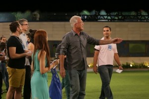 Bial mostra a casa para os jornalistas