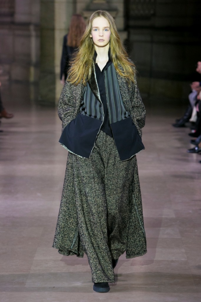 Moon Young Hee apresentou formas geométricas e cortes inteligentes