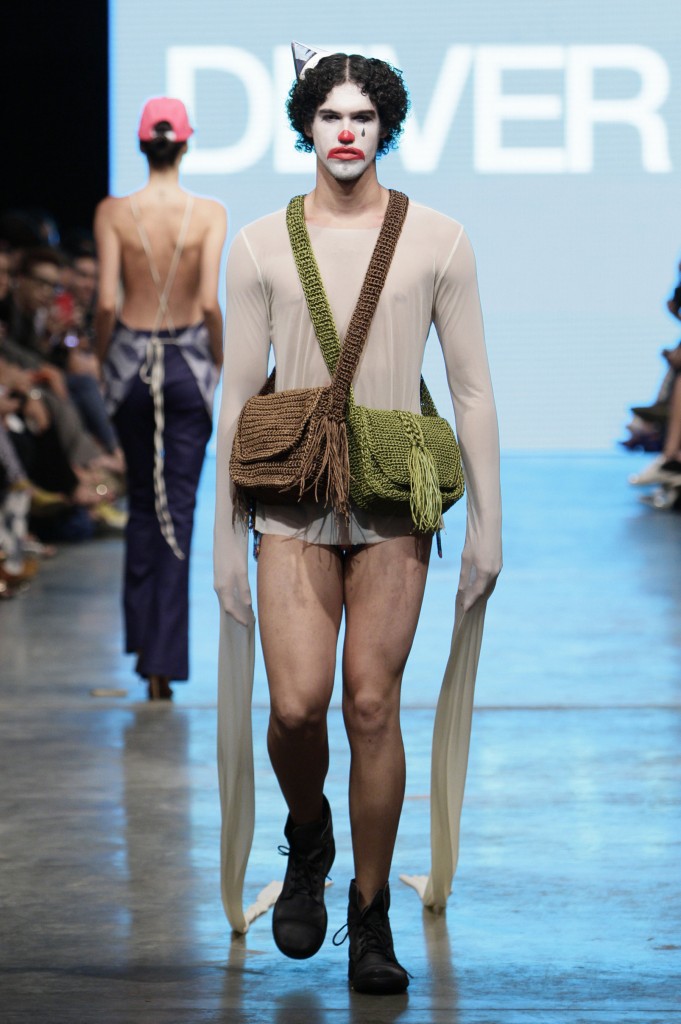 Mangas compridas dão ideia de que é uma camisa de força