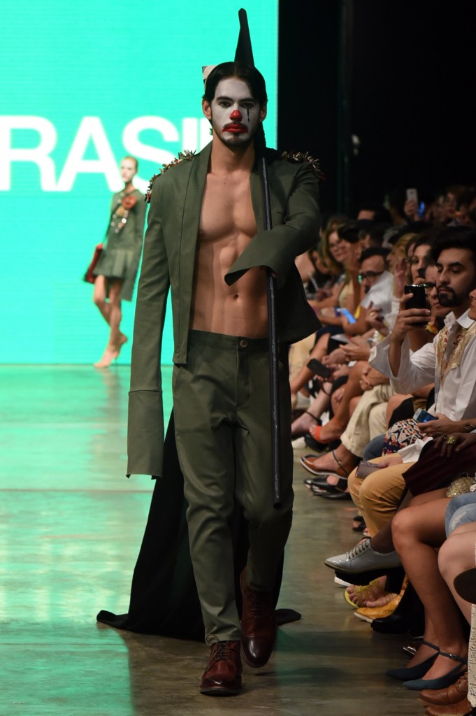 Modelo carrega bandeira preta de luto. Fotos: ROBERTA BRAGA / SILVIA BORIELLO / RICARDO K.