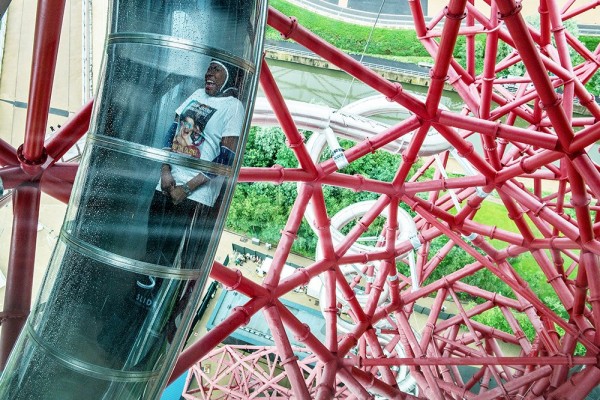 Londres inaugura mais longo escorregador do mundo 2 São 40 segundos de descida pelo escorregador, circulando a torre em uma série de voltas.