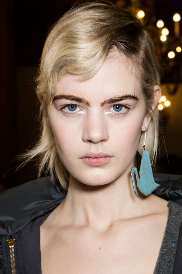 Cabelo-loiro-e-sobrancelhas-escuras-em-Stella-McCartney-e1467892505734