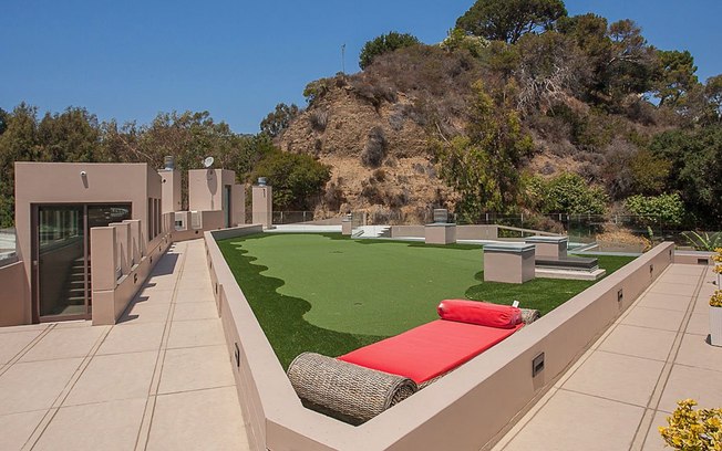 Para tomar um sol%2C a propriedade ainda tem um deck%2C com visão para a grande área externa