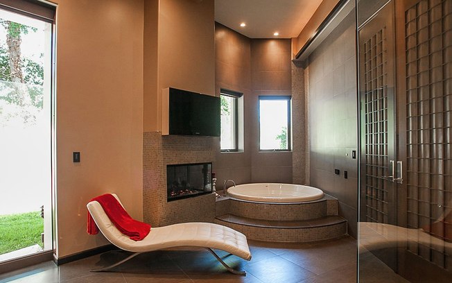 Que tal um banheiro luxuoso como este em uma casa em Los Angeles%3F