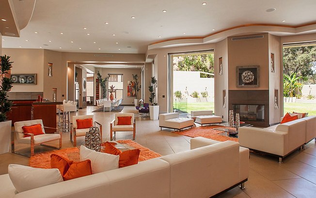 A sala de estar da residência à venda em Los Angeles%2C com decoração predominantemente laranja