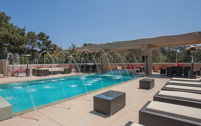 A piscina da antiga casa de Rihanna%2C na extensa de extensa área externa em Los Angeles