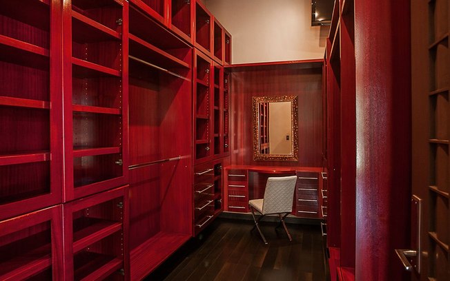 Discreta no quarto%2C a cor vinho ganha força e predominância no ex-closet da cantora