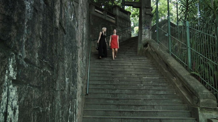 "Nós duas descendo a escada": já viu? (Foto: Divulgação Lança Filmes)