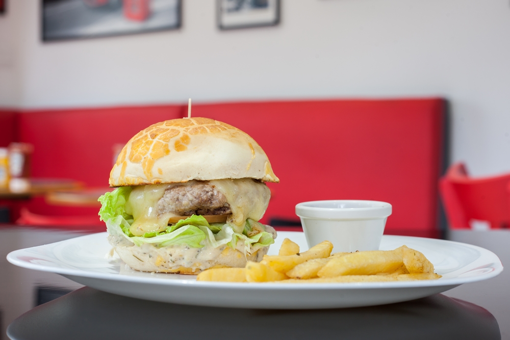 cheese-gourmet-burger-fest-dom-burgueria-foto-mateus-baranowski
