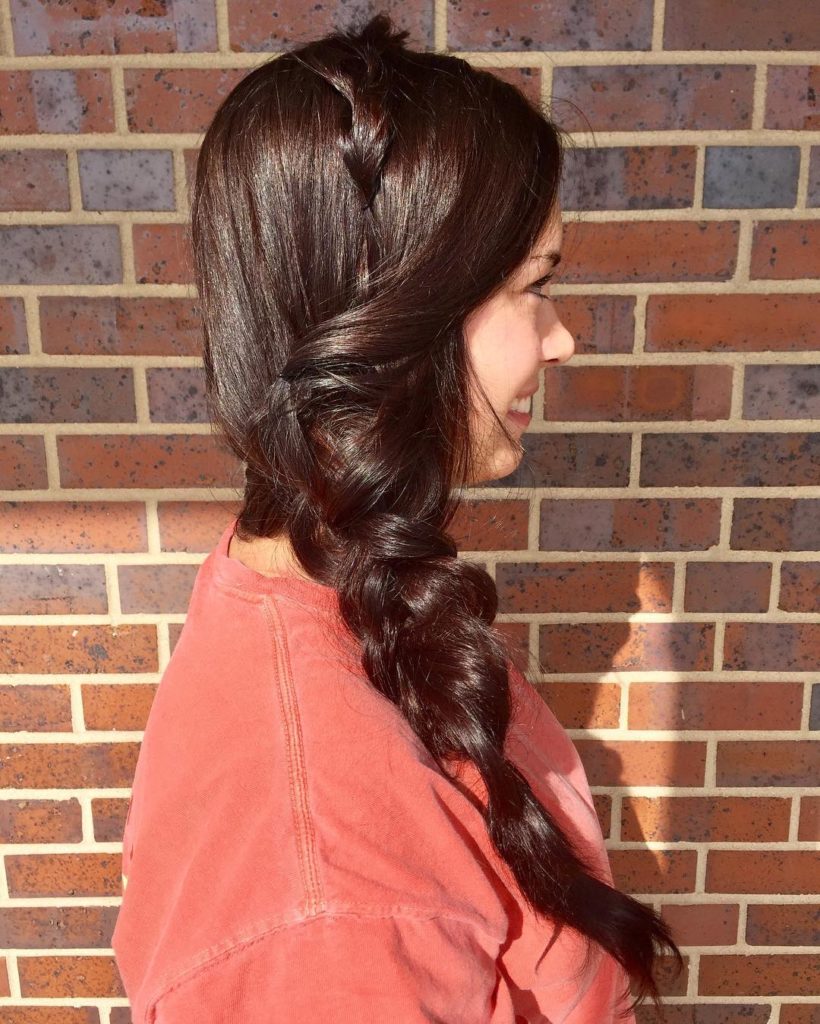 Trança lateral: um penteado democrático e encantador para qualquer ocasião 17 Foto: Reprodução / Sugar Salon