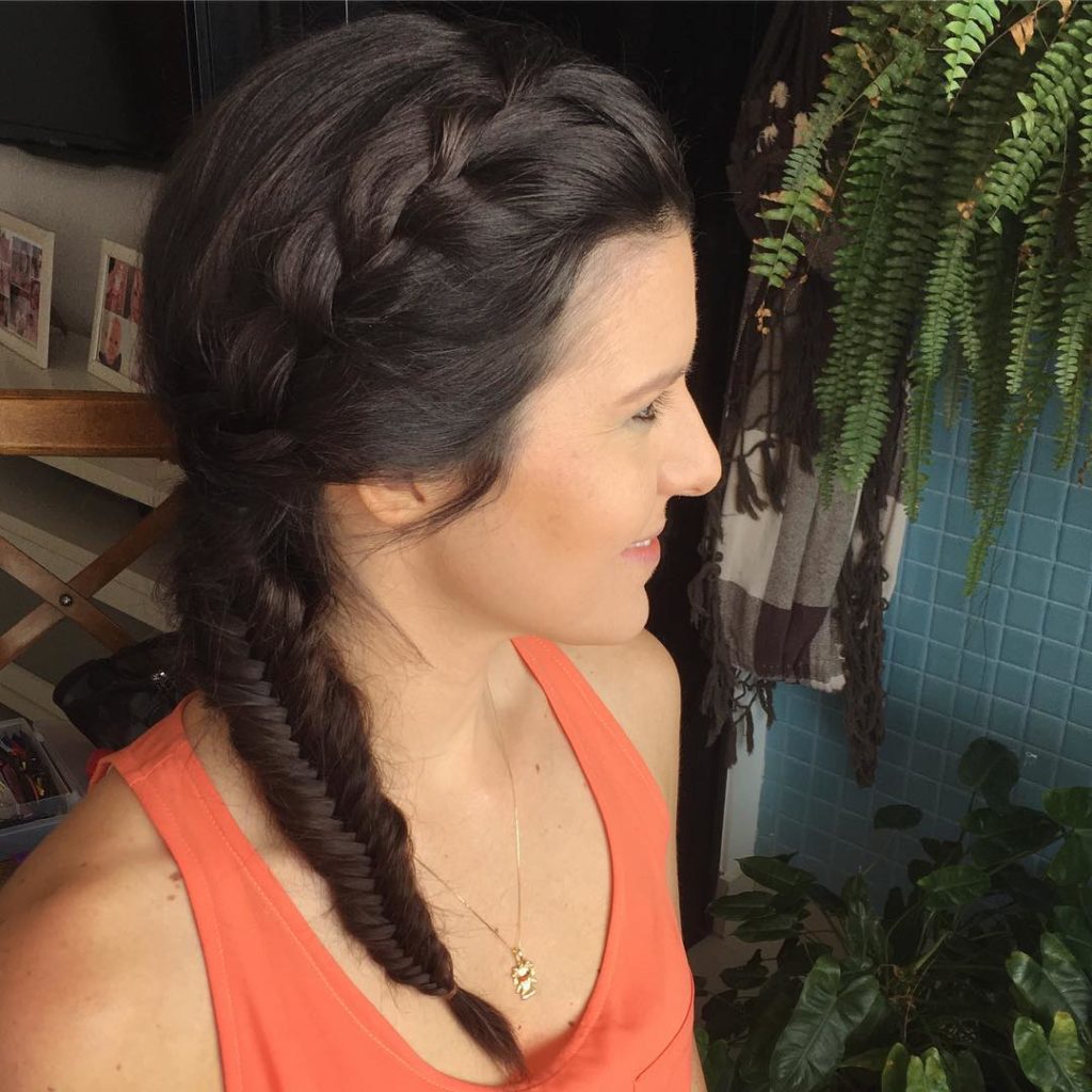 Trança lateral: um penteado democrático e encantador para qualquer ocasião 14 Foto: Reprodução / Giovana Leddomado