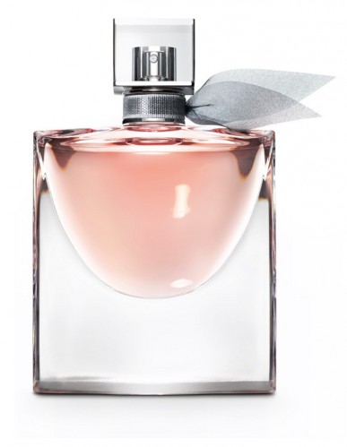 O perfume La Vie Est Belle, da Lancôme, conquistou de imediato o coração das mulheres quando foi lançado. Com um aroma floral frutado, é sexy e marcante, ideal para ser usado à noite.