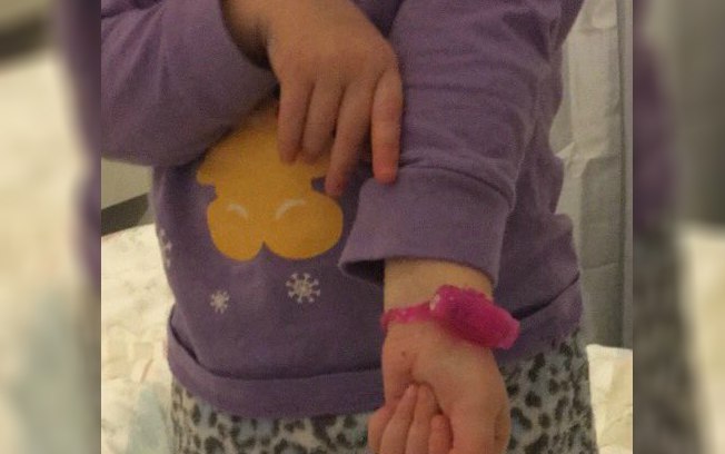 Após encontrar o anel peniano do namorado da tia%2C menina saiu toda feliz mostrando o seu novo relógio da cor rosa