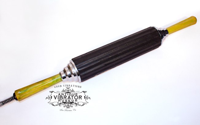 Esse vibrador rolo de pão também tinha a função de aquecer a região%2C além de promover o relaxamento