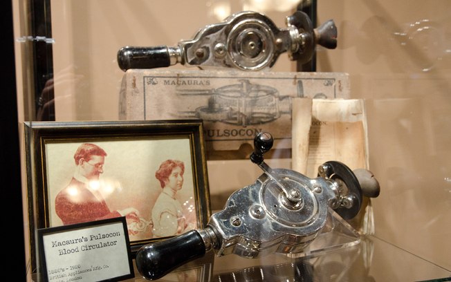 Esse modelo de vibrador foi comercializado entre 1880 e 1920%2C com a promessa de promover mais saúde%2C vigor e beleza