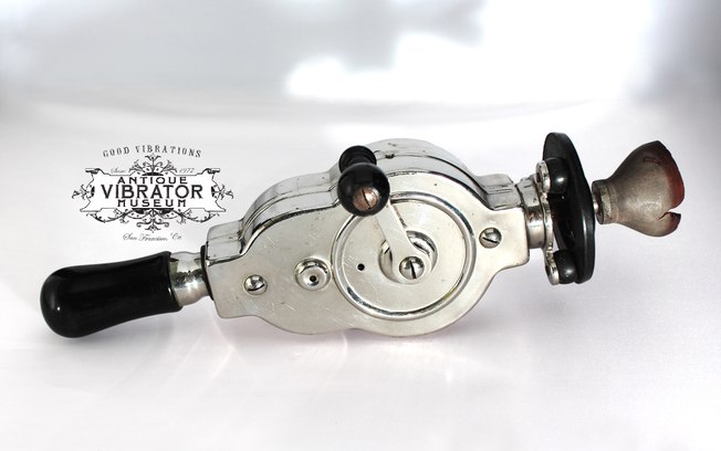 Modelo de vibrador Dr. Macaura's Pulsocon Blood Circulator foi comercializado entre os anos 1880 e 1920
