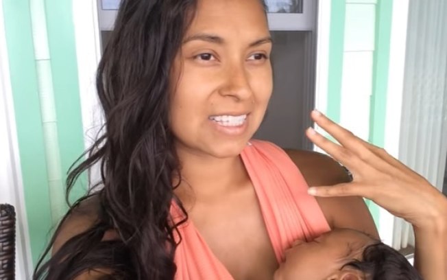Mãe causa polêmica ao publicar vídeo afirmando que amamenta filho bebê enquanto faz sexo com o marido
