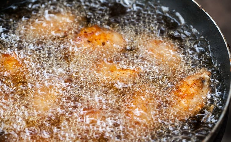 4 dicas para descobrir se o óleo está quente para fritar 5