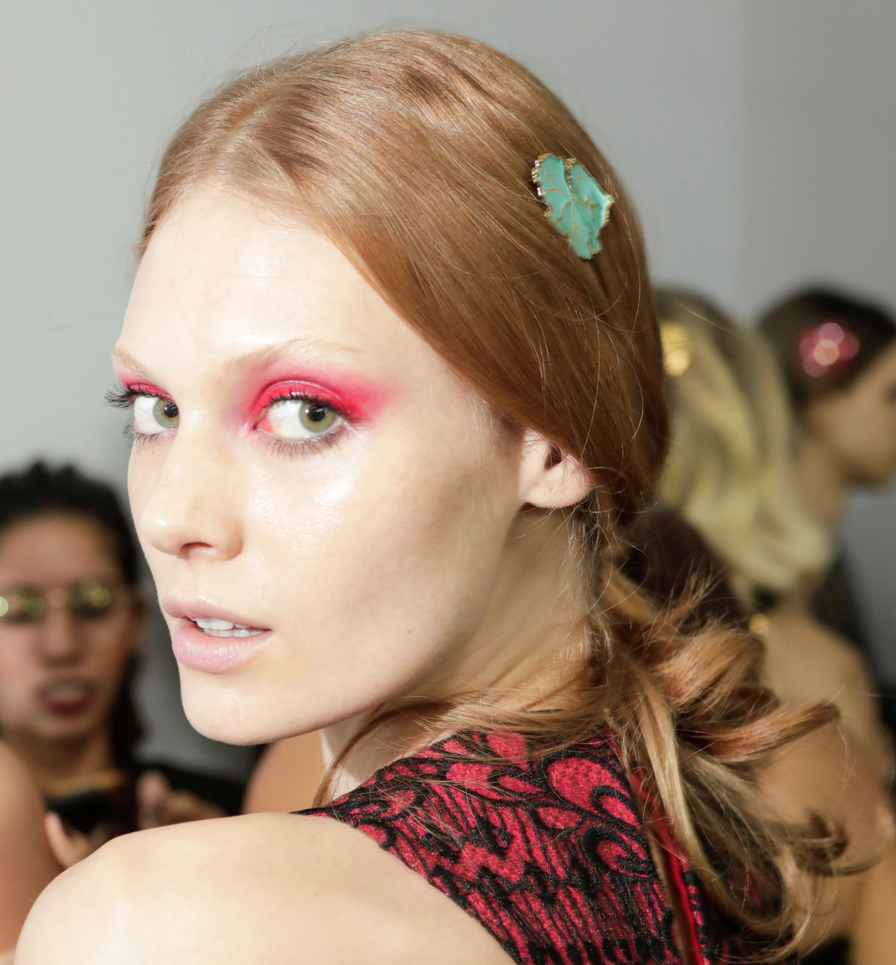 Tranças, vermelho, pele natural e mais: direto da SPFW, as tendências de beleza que vão pegar no verão 4 top5_bck_n44_138