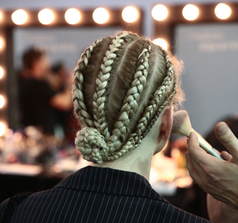 Tranças, vermelho, pele natural e mais: direto da SPFW, as tendências de beleza que vão pegar no verão 1 Foto: Gabe Raizer, Especial