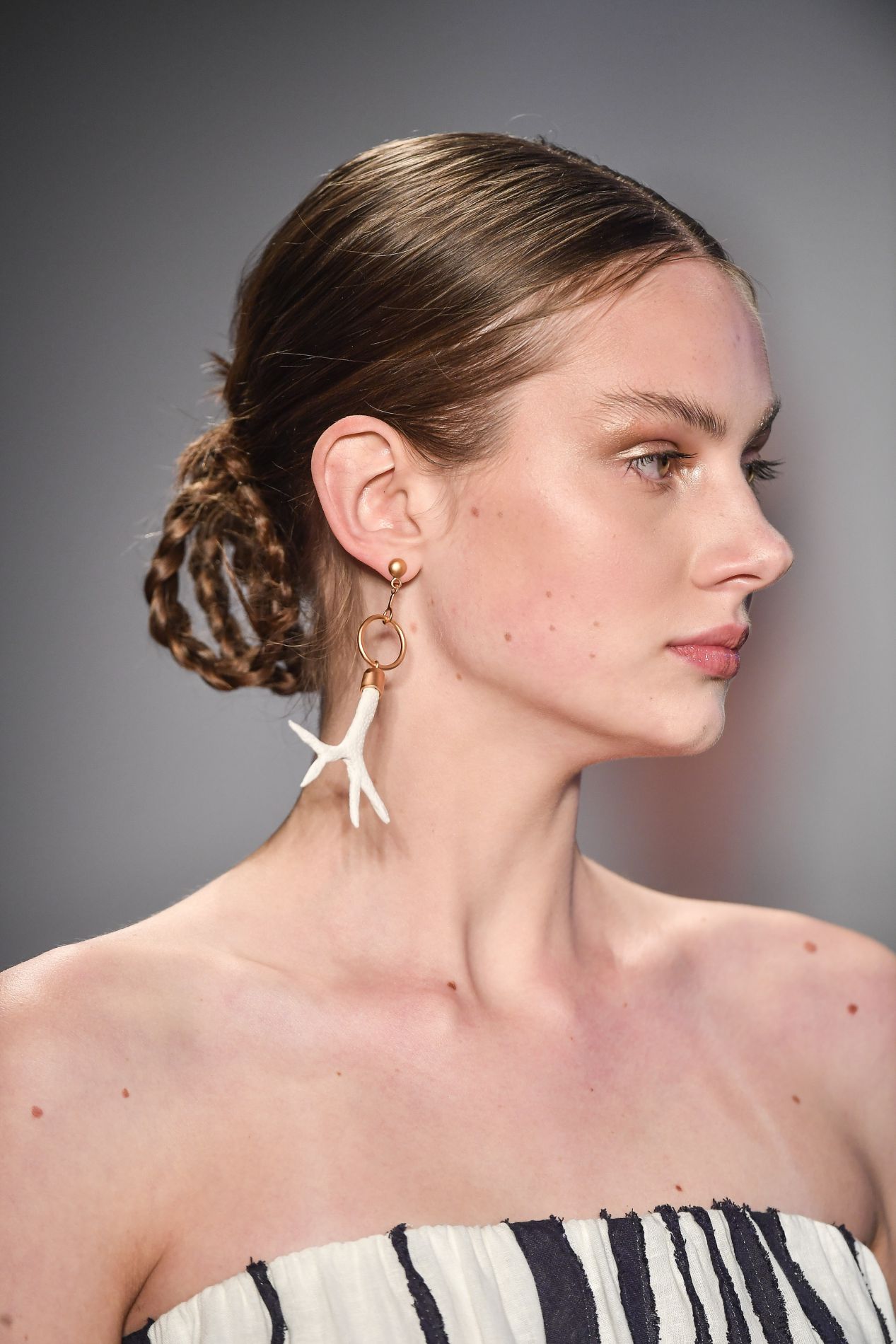 Tranças, vermelho, pele natural e mais: direto da SPFW, as tendências de beleza que vão pegar no verão 2 vix_det_ms_N44_009