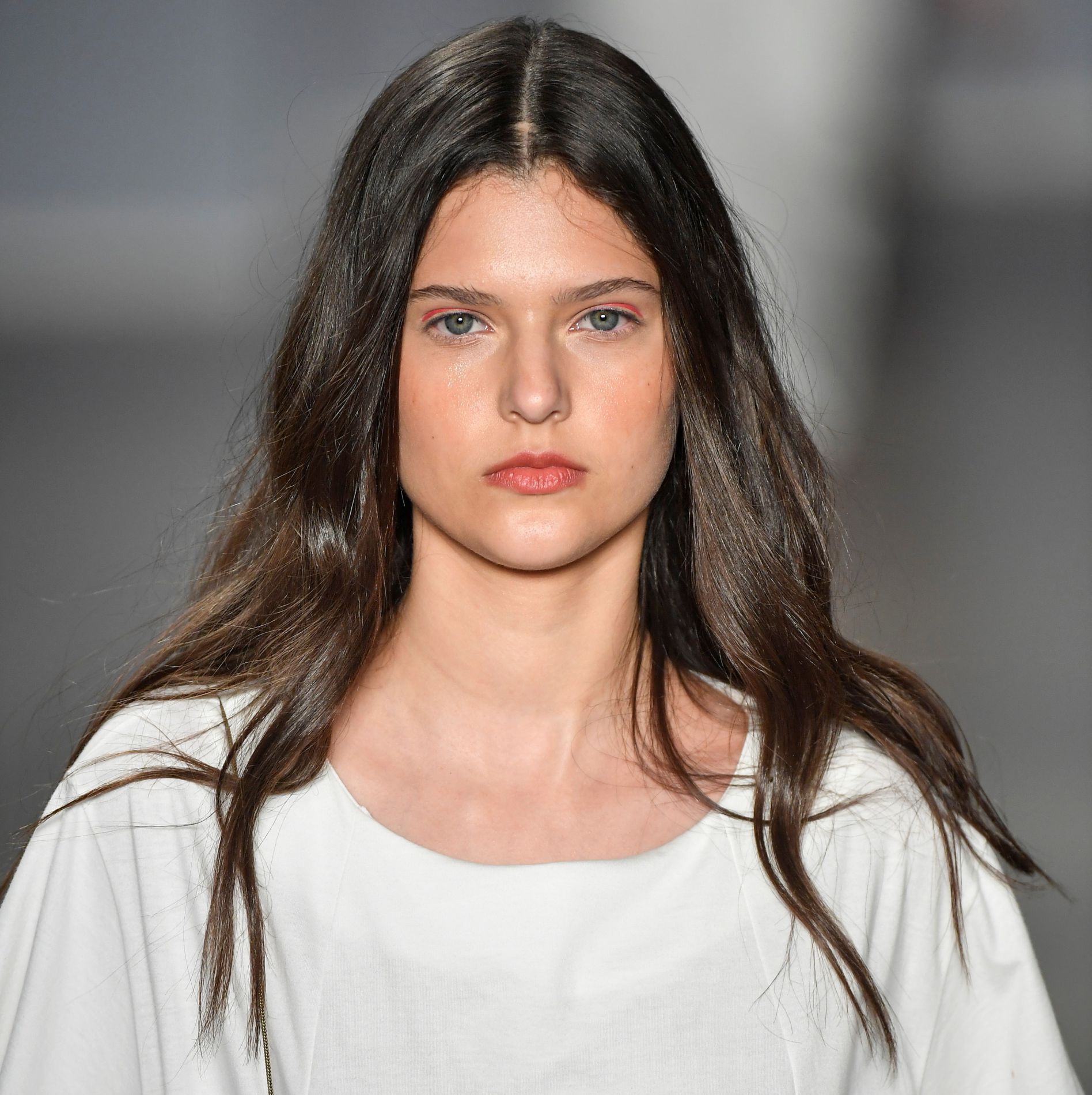 Tranças, vermelho, pele natural e mais: direto da SPFW, as tendências de beleza que vão pegar no verão 5 lsar_n44_006