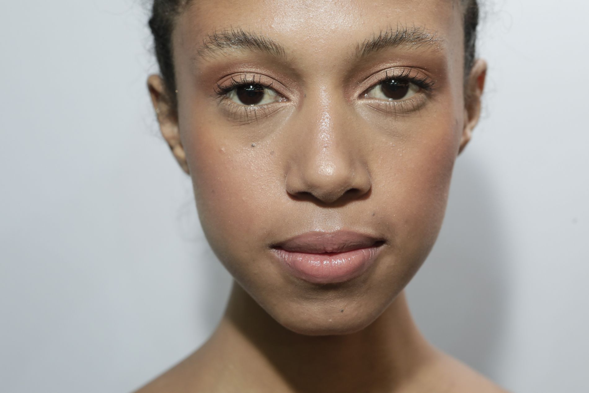 Tranças, vermelho, pele natural e mais: direto da SPFW, as tendências de beleza que vão pegar no verão 6 vix_bck_n44_032