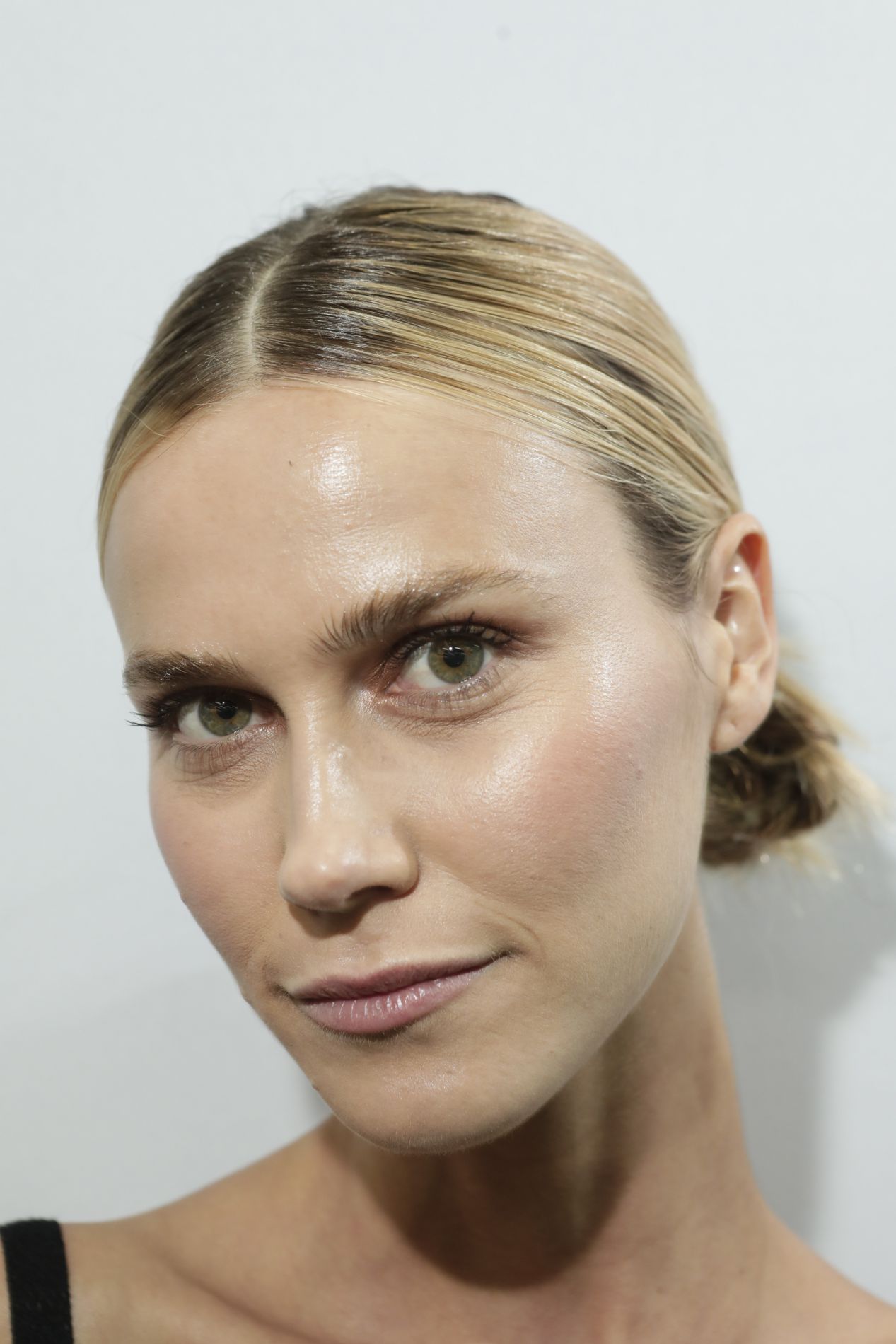 Tranças, vermelho, pele natural e mais: direto da SPFW, as tendências de beleza que vão pegar no verão 7 vix_bck_n44_044