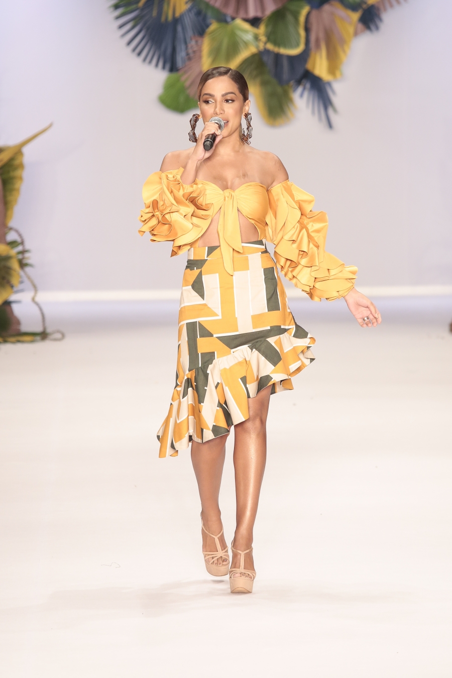 Água de Coco + Anitta dão o start no SPFW45! 2