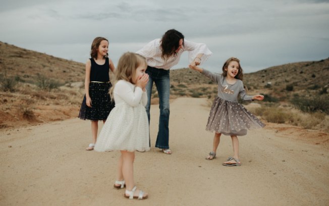 Kennedy (de cinza) junto com sua mãe e irmãs%3B ela adora posar para fotos