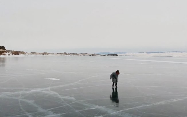 Lyubov Morekhodova vive sozinha na Sibéria e passa seus dias cuidando de seus animais e fazendo artesanato